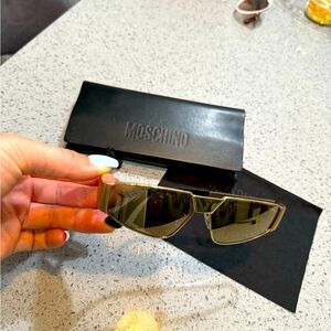 MOSCHINO MIRROR SUNGLASSES. Pre owned. LENS DIAMETER 59 MM AUCTION LENGTH 140 MM